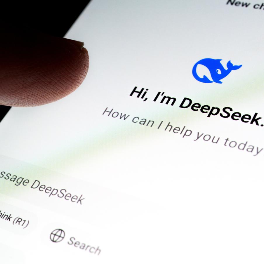 Диалоги пользователей с нейросетью DeepSeek утекли в интернет. Личные сообщения и ответы популярного искусственного интеллекта неожиданно оказались в общей поисковой выдаче. Специалисты объяснили масштабный сбой банальной халатностью технического персонала компании
