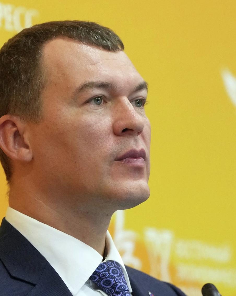 Дегтярёв жёстко ответил Плющенко после слов о деградации фигурного катания. Министр спорта Михаил Дегтярёв раскритиковал Евгения Плющенко за заявление о состоянии российского фигурного катания. Поводом стали слова олимпийского чемпиона после перевода сына в сборную Азербайджана