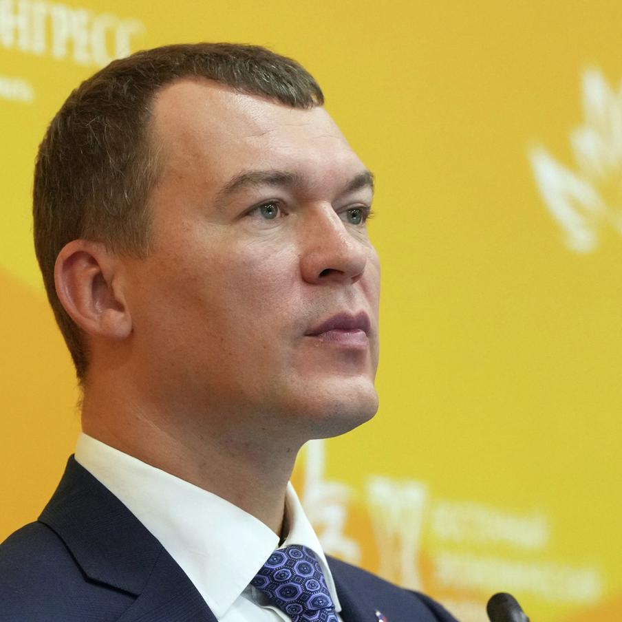 Дегтярёв жёстко ответил Плющенко после слов о деградации фигурного катания. Министр спорта Михаил Дегтярёв раскритиковал Евгения Плющенко за заявление о состоянии российского фигурного катания. Поводом стали слова олимпийского чемпиона после перевода сына в сборную Азербайджана