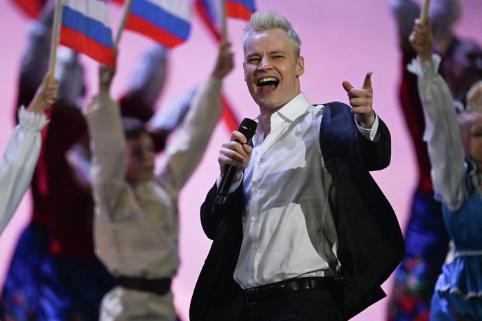 Ярослав Дронов решил избавиться от своих кожаных штанов и сжёг их в русской печи