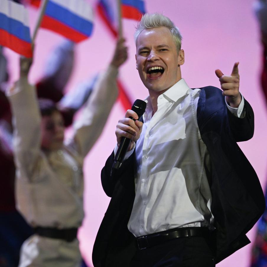 SHAMAN публично сжёг свои кожаные штаны и объявил о смене сценического образа. Артист записал необычное видео, в котором символично попрощался с одной из самых узнаваемых деталей своего имиджа. По его словам, впереди поклонников ждёт совершенно новый этап в творчестве