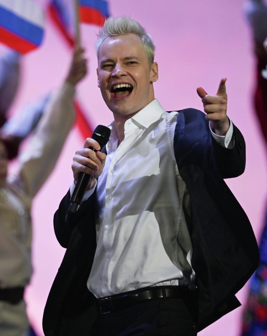 Ярослав Дронов решил избавиться от своих кожаных штанов и сжёг их в русской печи
