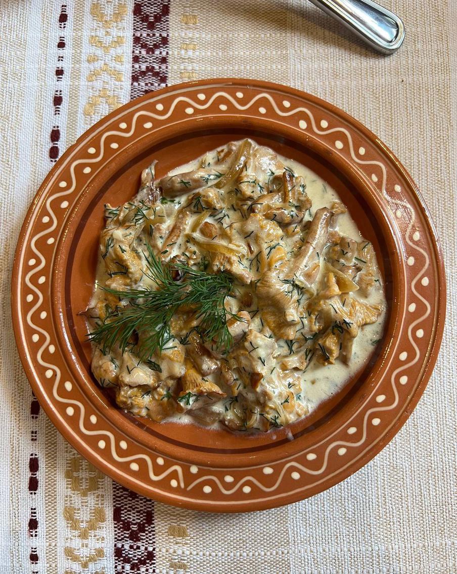 Лисички, тушённые со сливками.