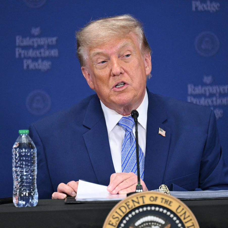 Дональд Трамп вводит 12,5%-ную пошлину на ввоз российских товаров с 24 июля. Одновременно США ввели пошлины 10 и 12,5% для 60 государств, в числе которых – Китай и страны Евросоюза. Документ базируется на данных длительного расследования, общественных обсуждениях, показаниях свидетелей и рекомендациях профильной подкомиссии