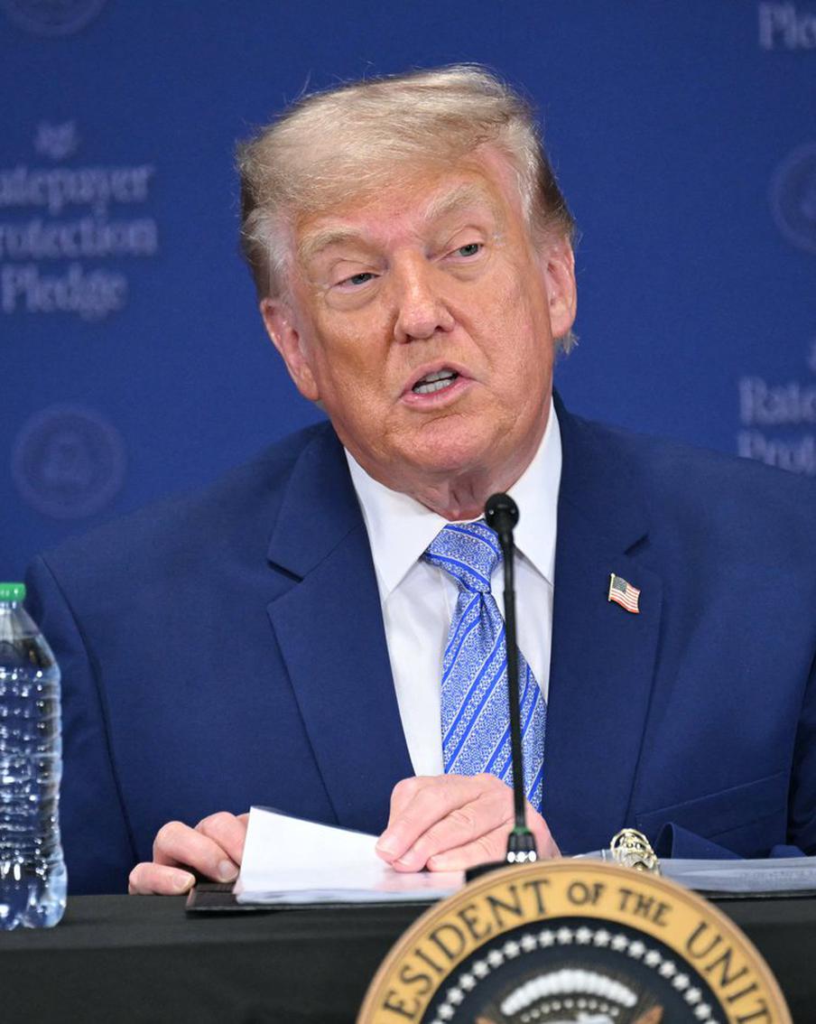 Дональд Трамп вводит 12,5%-ную пошлину на ввоз российских товаров с 24 июля. Одновременно США ввели пошлины 10 и 12,5% для 60 государств, в числе которых – Китай и страны Евросоюза. Документ базируется на данных длительного расследования, общественных обсуждениях, показаниях свидетелей и рекомендациях профильной подкомиссии