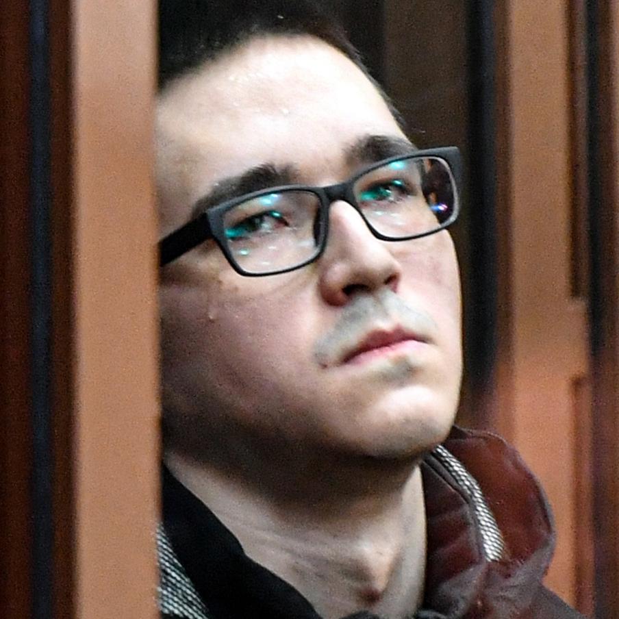 "Казанский стрелок" назвал в письмах президента США примером несгибаемости и ударился в религию. Наказание в виде пожизненного заключения он называет "концом жизни", но не отбрасывает фантастическую перспективу свободы с обязательным электронным чипом, вживлённым в мозг