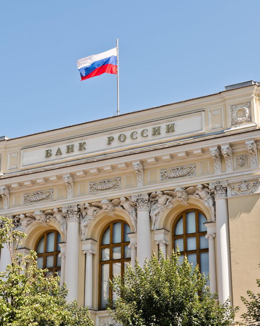 Банк России снизил ставку и повысил прогноз по инфляции