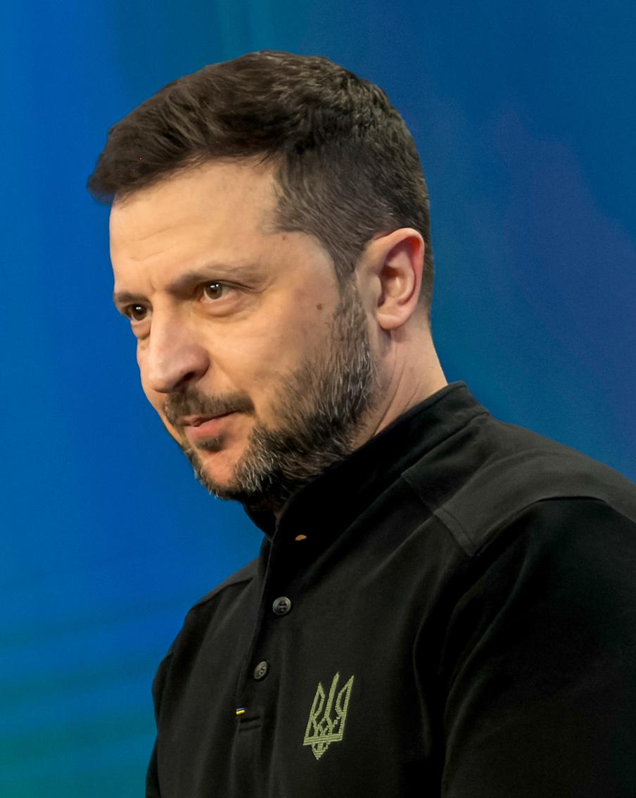 Владимир Зеленский рассказал, где готов подписать мирное соглашение с Россией. Украинский президент заявил, что с радостью бы поставил свою подпись под подобным документом на территории Белого дома. Второй локацией, где могло бы пройти подписание мирного соглашения, он назвал резиденцию Дональда Трампа