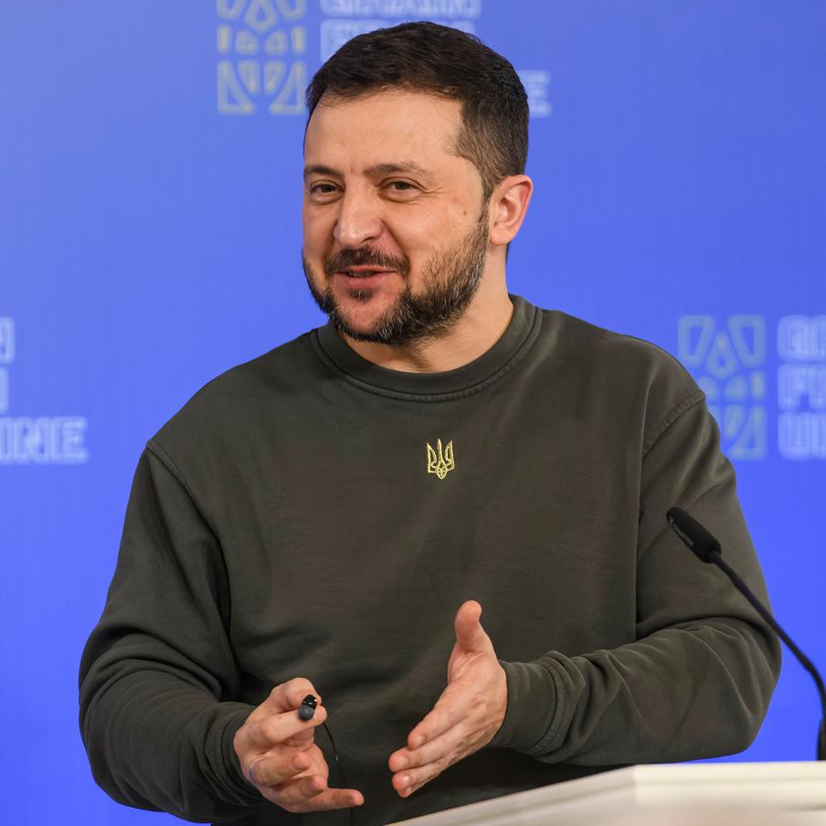 Зеленский анонсировал появление у Украины дронов, летящих на 10 тысяч километров. Уже через год украинские власти планируют поставить в ВСУ дальнобойные беспилотники. Отмечается, что они смогут лететь на расстояние до 10 тысяч километров по направлению к цели