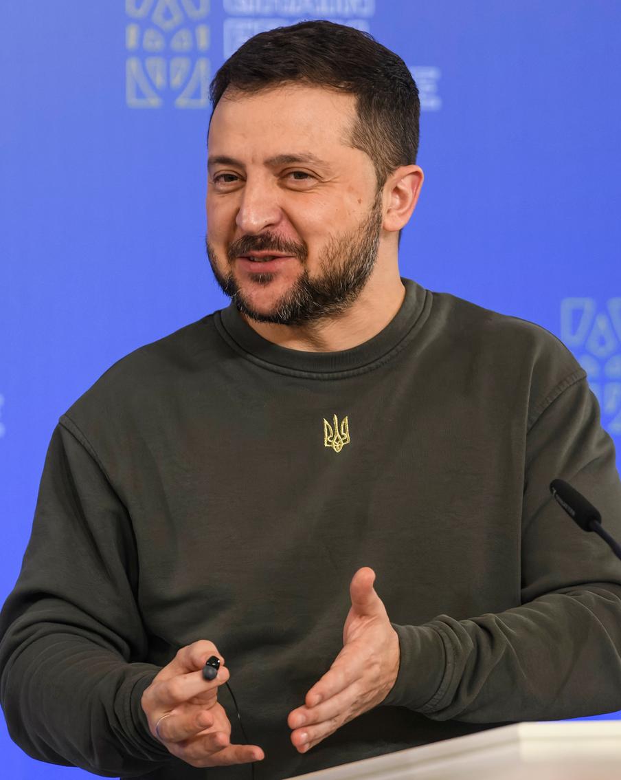 Зеленский анонсировал появление у Украины дронов, летящих на 10 тысяч километров. Уже через год украинские власти планируют поставить в ВСУ дальнобойные беспилотники. Отмечается, что они смогут лететь на расстояние до 10 тысяч километров по направлению к цели