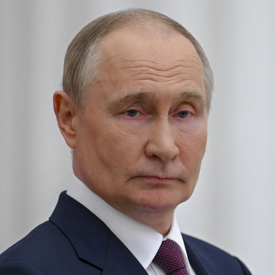 Путин подписал закон об ужесточении правил проживания мигрантов в России. Согласно подписанному документу, трудовые мигранты в российских регионах будут обязаны содержать себя и членов своих семей на уровне не ниже прожиточного минимума, умноженного на специальный коэффициент
