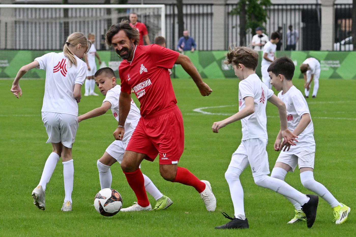 В мае 2026 года Пирло поиграл с детьми в "Лужниках".