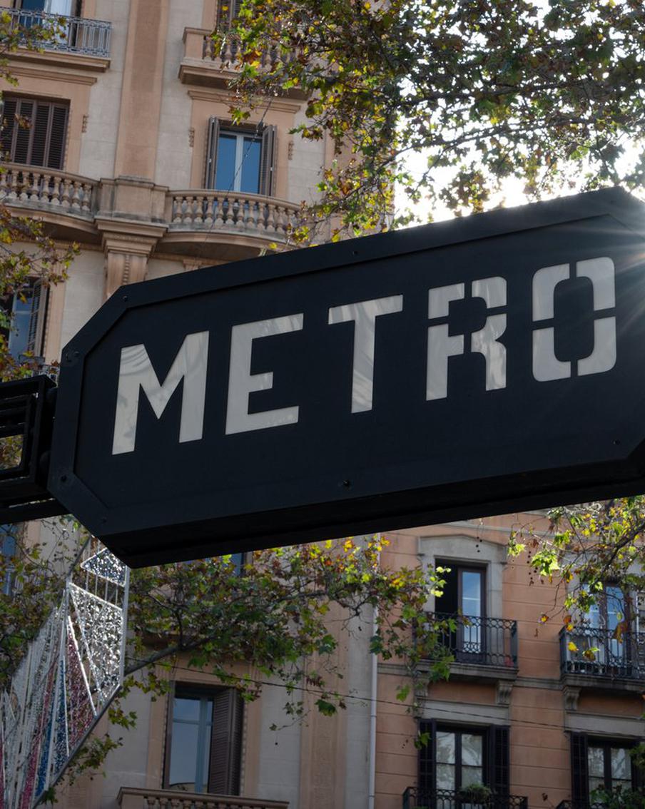 Почти 140 человек пострадали при пожаре в метро Барселоны. На первой линии метрополитена Барселоны произошло возгорание на контактной линии, в результате которого пострадали 137 пассажиров. 131 человек получил лёгкие травмы, а шестеро — средней тяжести. 39 человек были госпитализированы. По данным агентства Ara, инцидент произошёл непосредственно в тоннеле метрополитена