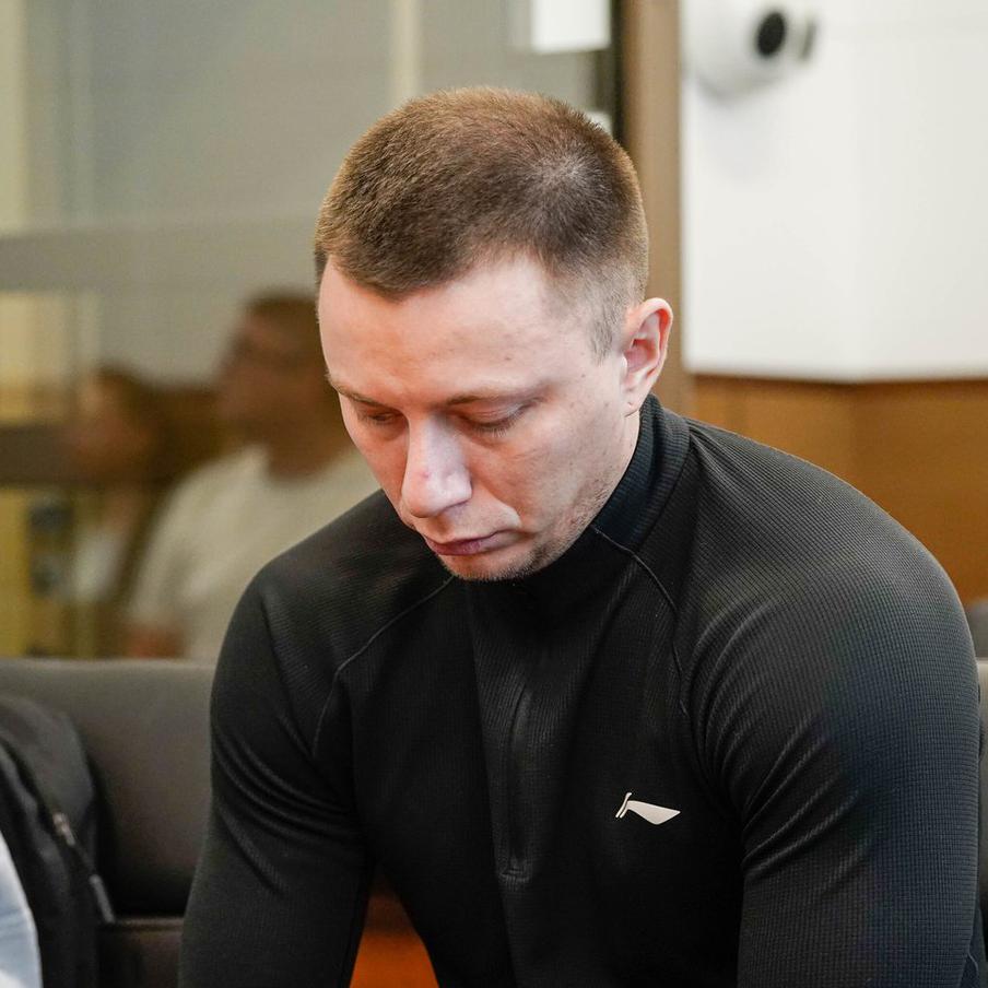 Суд Москвы продлил арест байкеру, сбившему актрису Добромилову. Суд продлил меру пресечения в виде домашнего ареста на шесть месяцев в отношении Максима Завирюхи. Мужчина обвиняется в совершении дорожно-транспортного происшествия, в результате которого погибла фотограф Ксения Добромилова