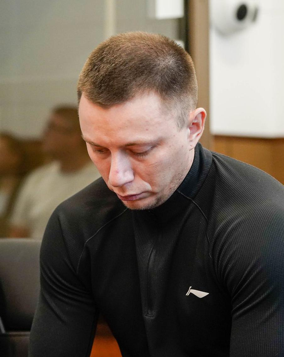 Суд Москвы продлил арест байкеру, сбившему актрису Добромилову. Суд продлил меру пресечения в виде домашнего ареста на шесть месяцев в отношении Максима Завирюхи. Мужчина обвиняется в совершении дорожно-транспортного происшествия, в результате которого погибла фотограф Ксения Добромилова