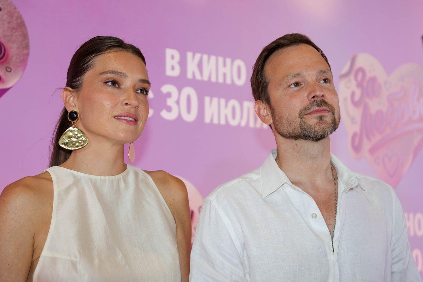 Алексей Чадов с женой Лейсан на премьере фильма "За любовь".