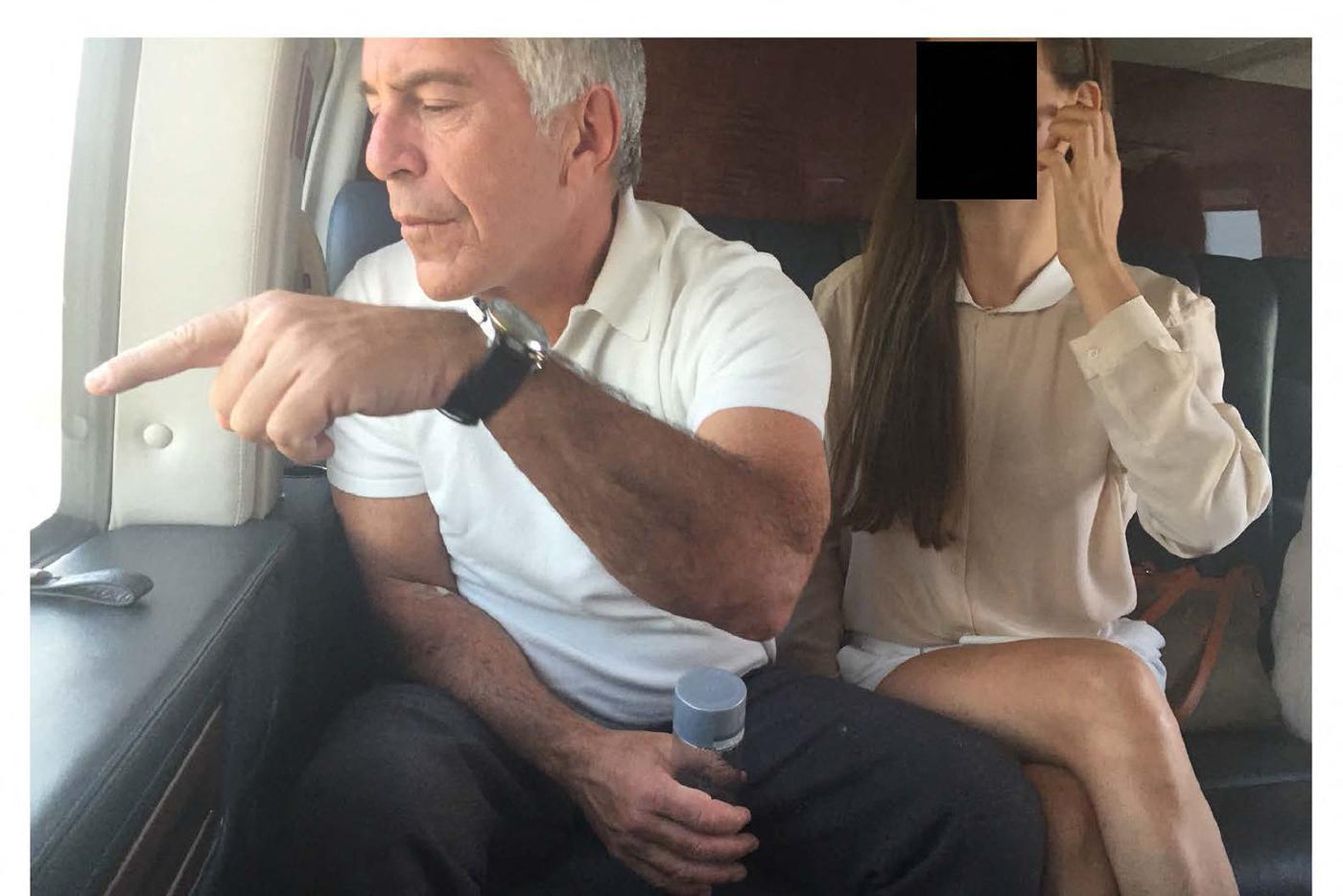 Джеффри Эпштейн, сидящий рядом с одной из его возможных жертв. 