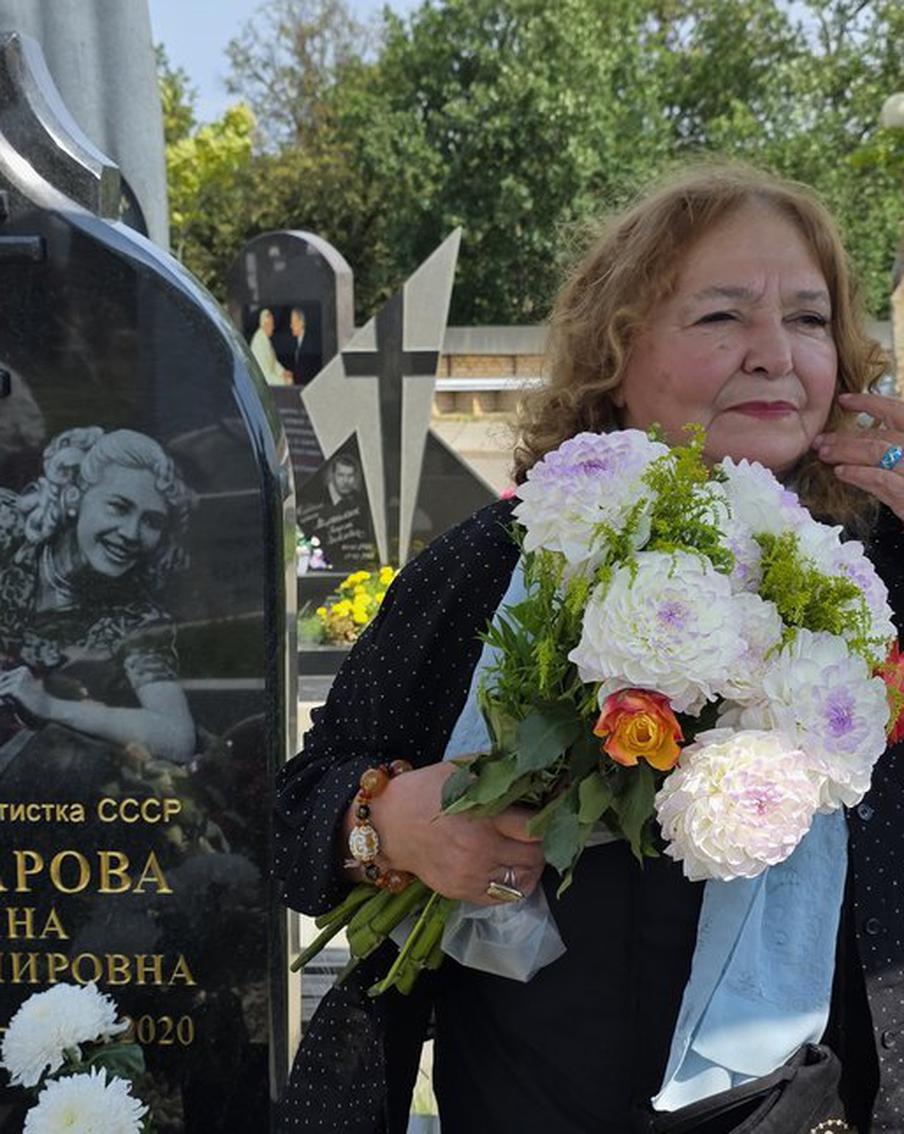 "Вижу маму во сне": Бондарчук посетила могилу Макаровой в день 100-летия