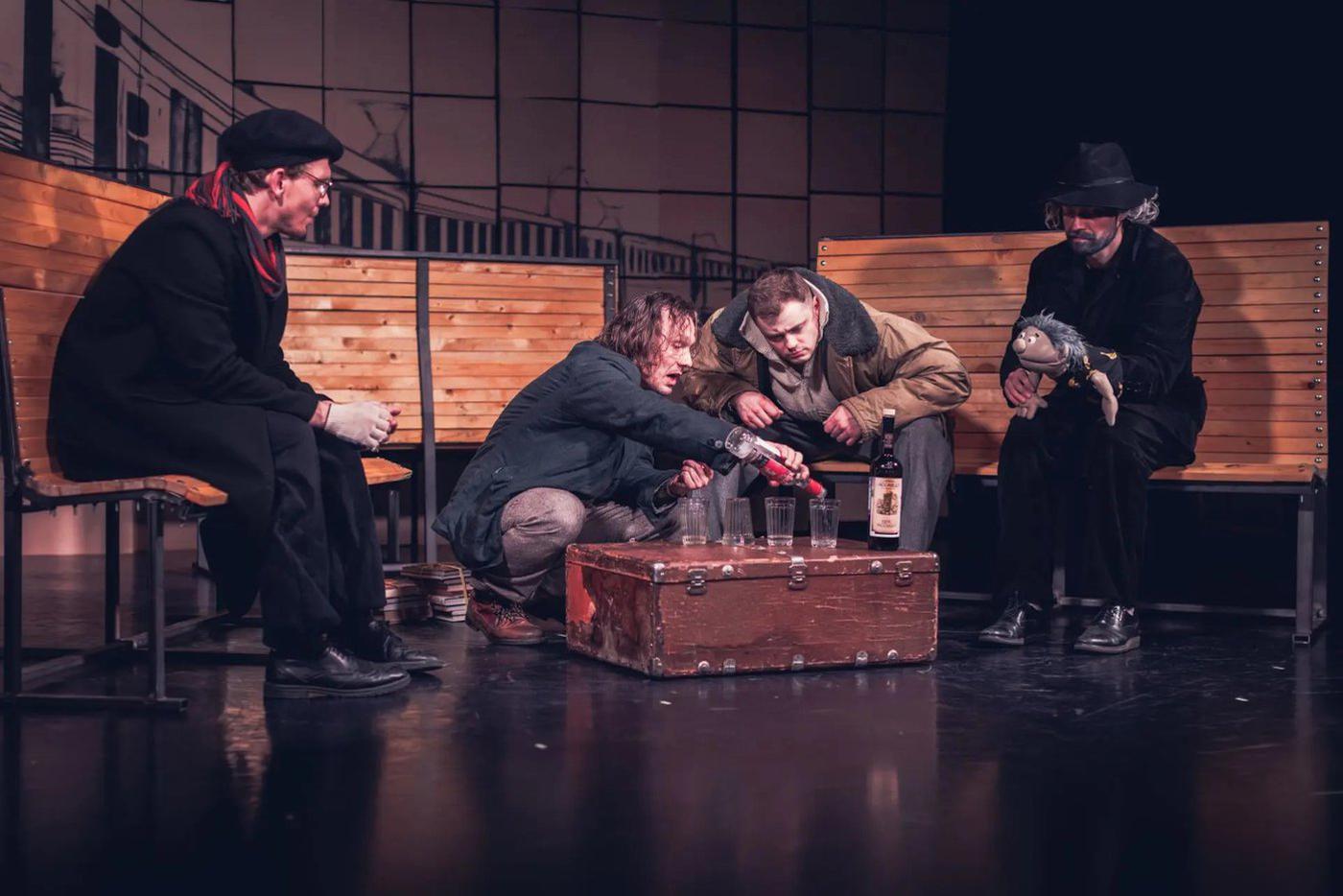 В новом столичном театре "Циники" состоялась премьера спектакля "Москва — Петушки" по мотивам культовой поэмы