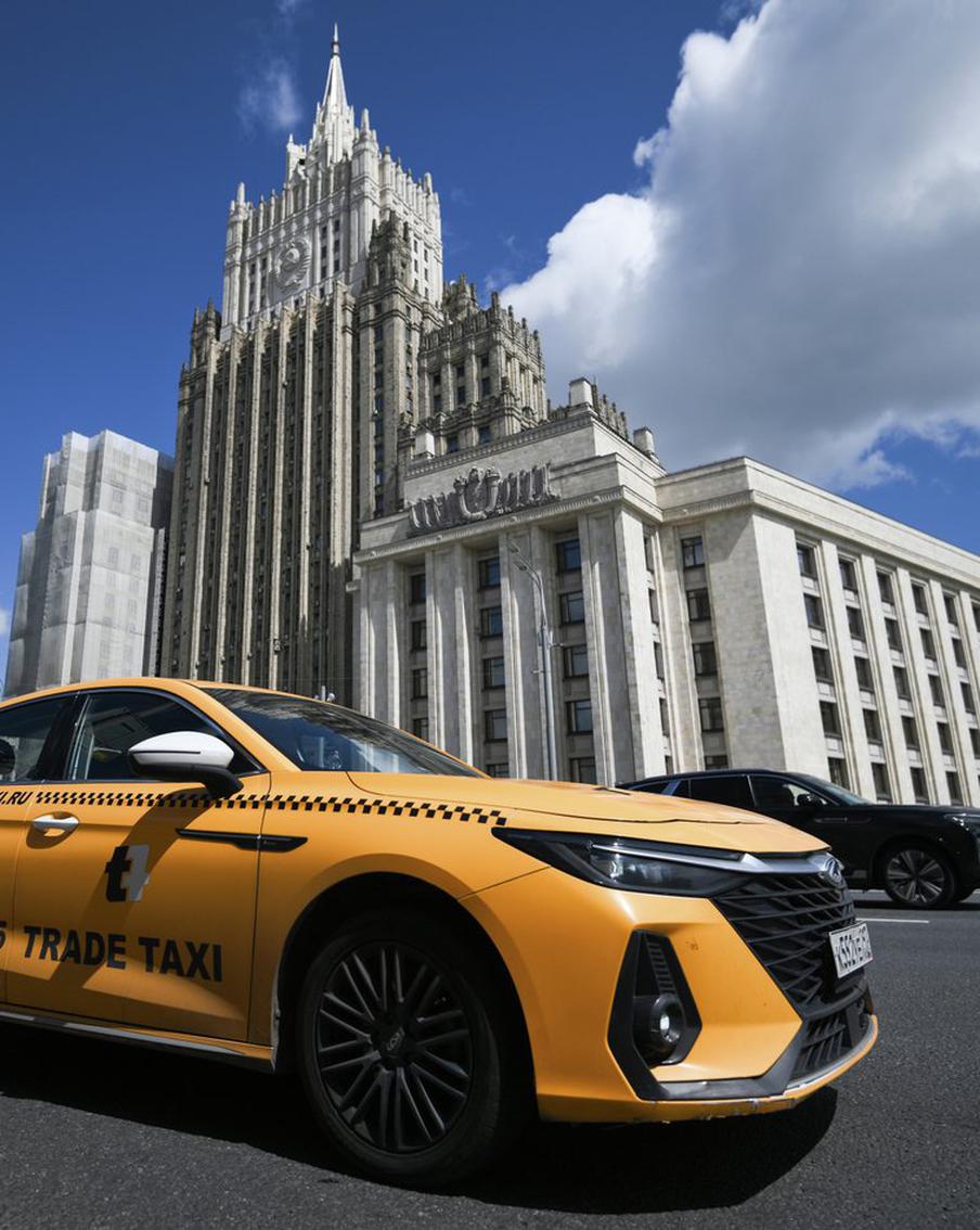 Минтранс готовит снижение стоимости поездок на такси для семей с детьми. Ведомство разрабатывает изменения в законодательство и совместный план с сервисом такси, который должен сделать поездки с детьми более доступными. Одним из вариантов может стать распространение действующего эксперимента на другие регионы