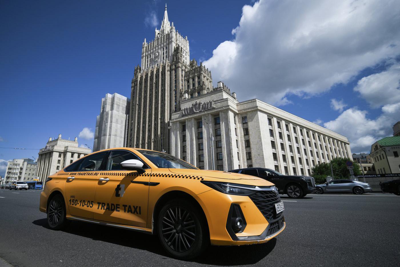Минтранс готовит снижение стоимости поездок на такси для семей с детьми