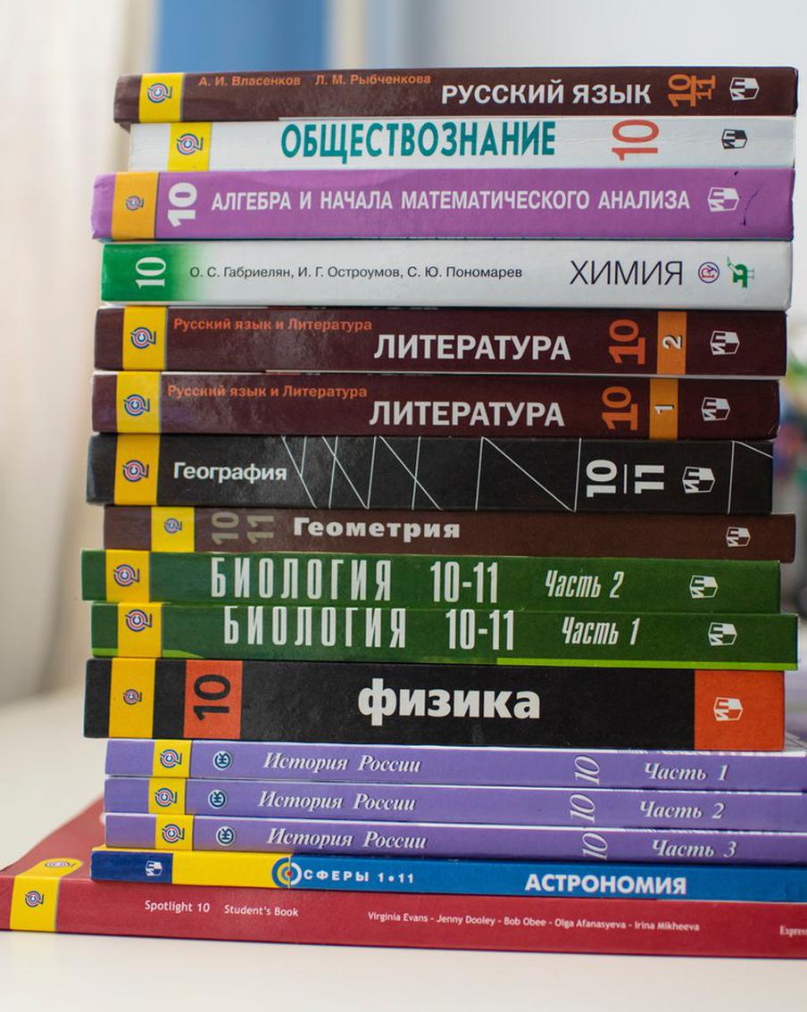 В российских школах изменят программы пяти предметов для старшеклассников. Новые учебные курсы начнут действовать с 1 сентября 2027 года. Обновления затронут дисциплины естественно-научного и математического профиля, а в их содержание включат больше практических занятий и современных научных материалов