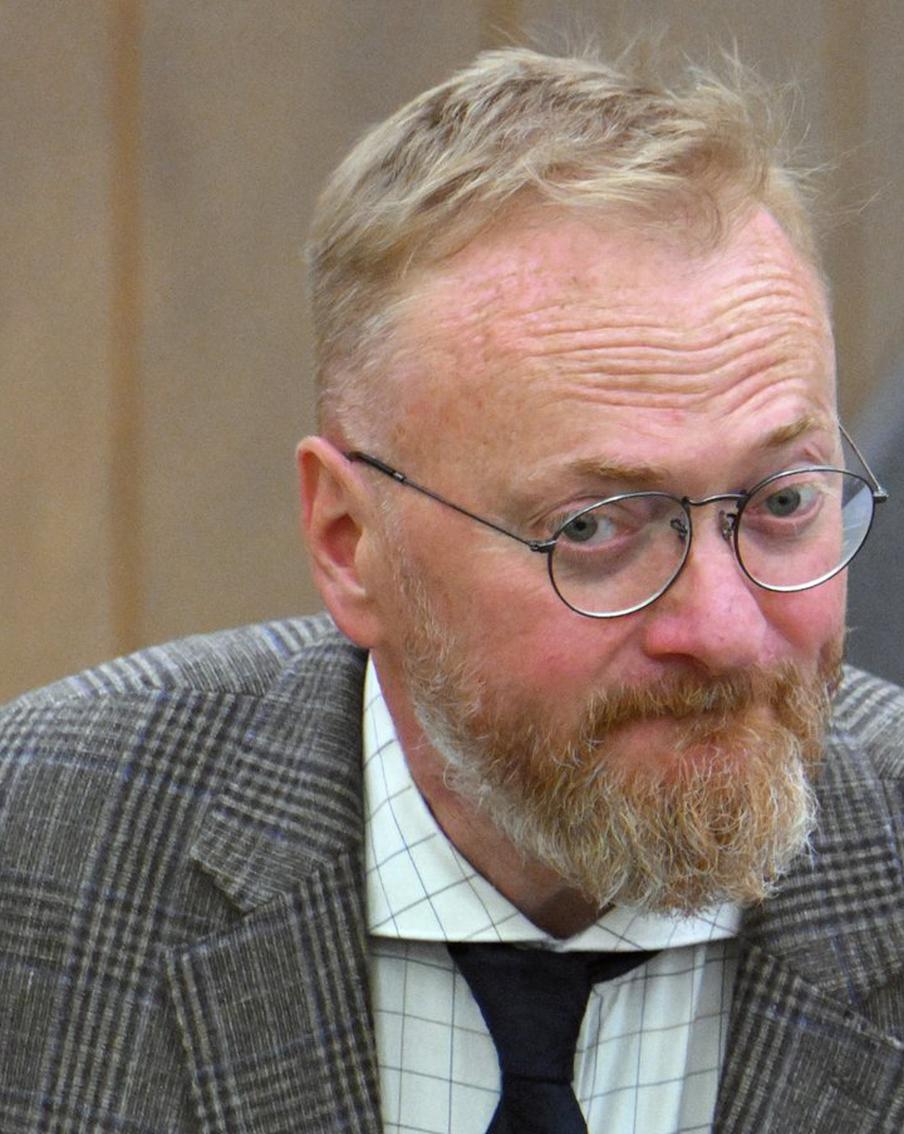 Виталий Милонов высказался против выплат россиянам за долгий брак. Депутат заявил, что подобные предложения не обсуждаются в Госдуме как реальные законодательные инициативы. По его мнению, приоритетом должны оставаться меры поддержки молодых семей, а не поощрения за десятилетия совместной жизни