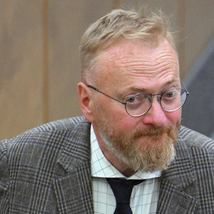 Виталий Милонов высказался против выплат россиянам за долгий брак. Депутат заявил, что подобные предложения не обсуждаются в Госдуме как реальные законодательные инициативы. По его мнению, приоритетом должны оставаться меры поддержки молодых семей, а не поощрения за десятилетия совместной жизни
