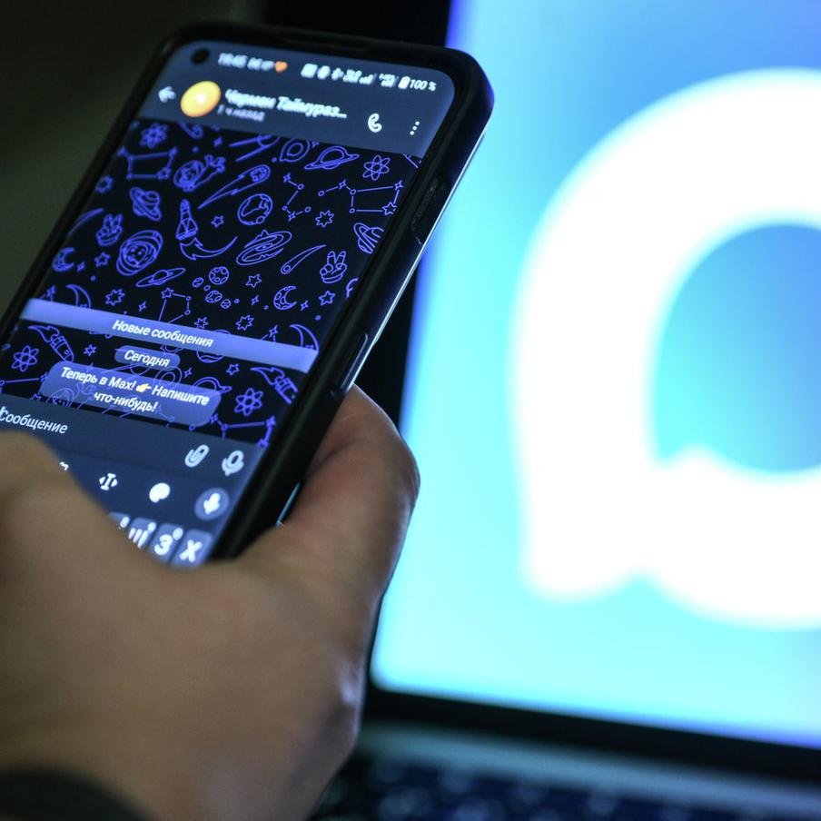 Россиянам объяснили способ установить мессенджер "Макс" на iPhone. Владельцы смартфонов Apple могут пользоваться российским мессенджером даже без доступа к App Store. Для этого достаточно открыть веб-версию сервиса в браузере и добавить её на главный экран устройства