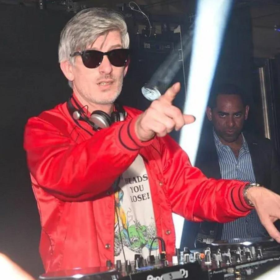 Французский диджей Kavinsky найден мёртвым в своём доме в возрасте 50 лет. Французский электронный музыкант Венсан Белорже, известный под псевдонимом Kavinsky, ушёл из жизни в возрасте 50 лет в своей парижской квартире. Согласно предварительным данным правоохранительных органов, причиной смерти мог стать инсульт. Признаков насильственных действий обнаружено не было