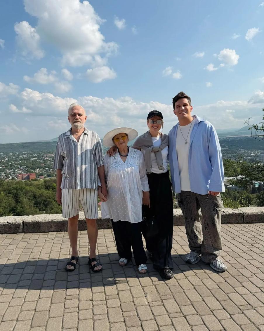 Клава Кока познакомила бабушку и деда с женихом Димой Масленниковым.