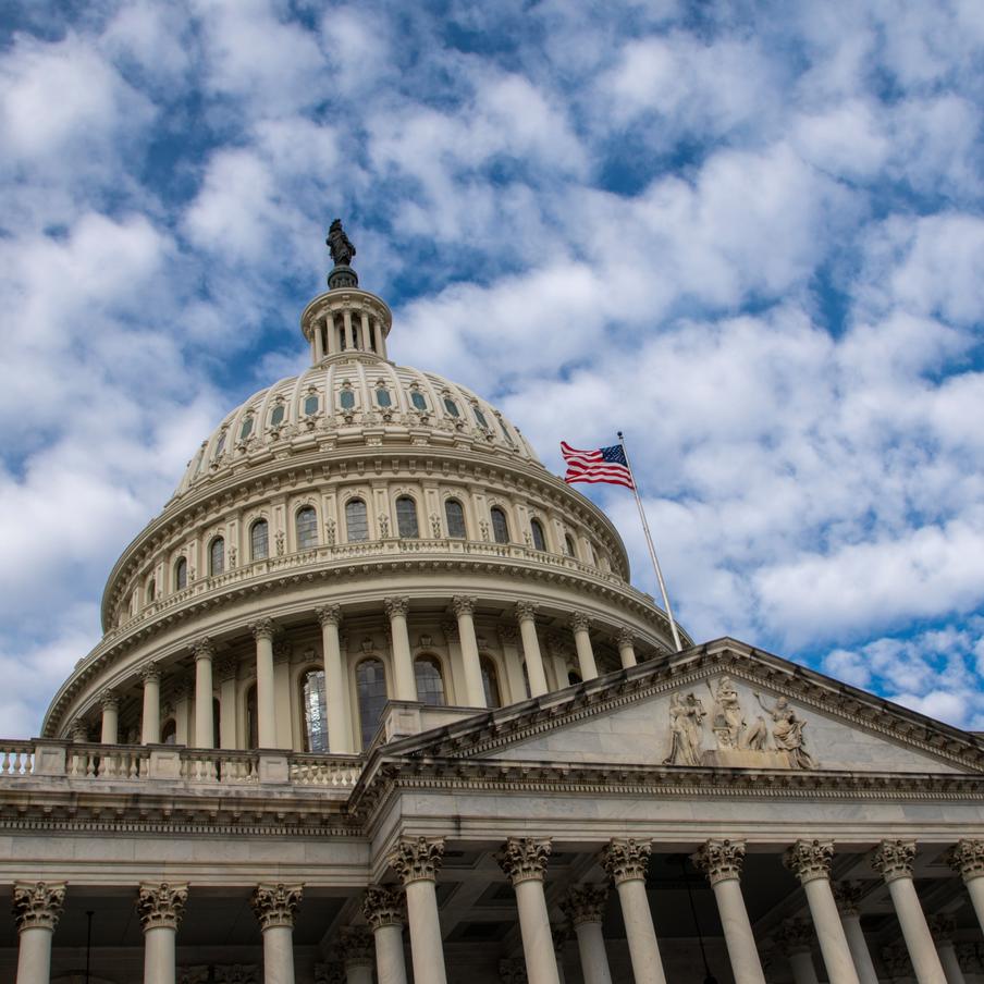 Сенат США поддержал законопроект о санкциях против России на втором голосовании. Предлагаемый закон наделяет президента США широкими полномочиями в сфере внешнеторговых пошлин. В частности, глава Белого дома сможет вводить стопроцентные сборы на ввоз товаров из тех государств, которые продолжают закупать у России углеводороды