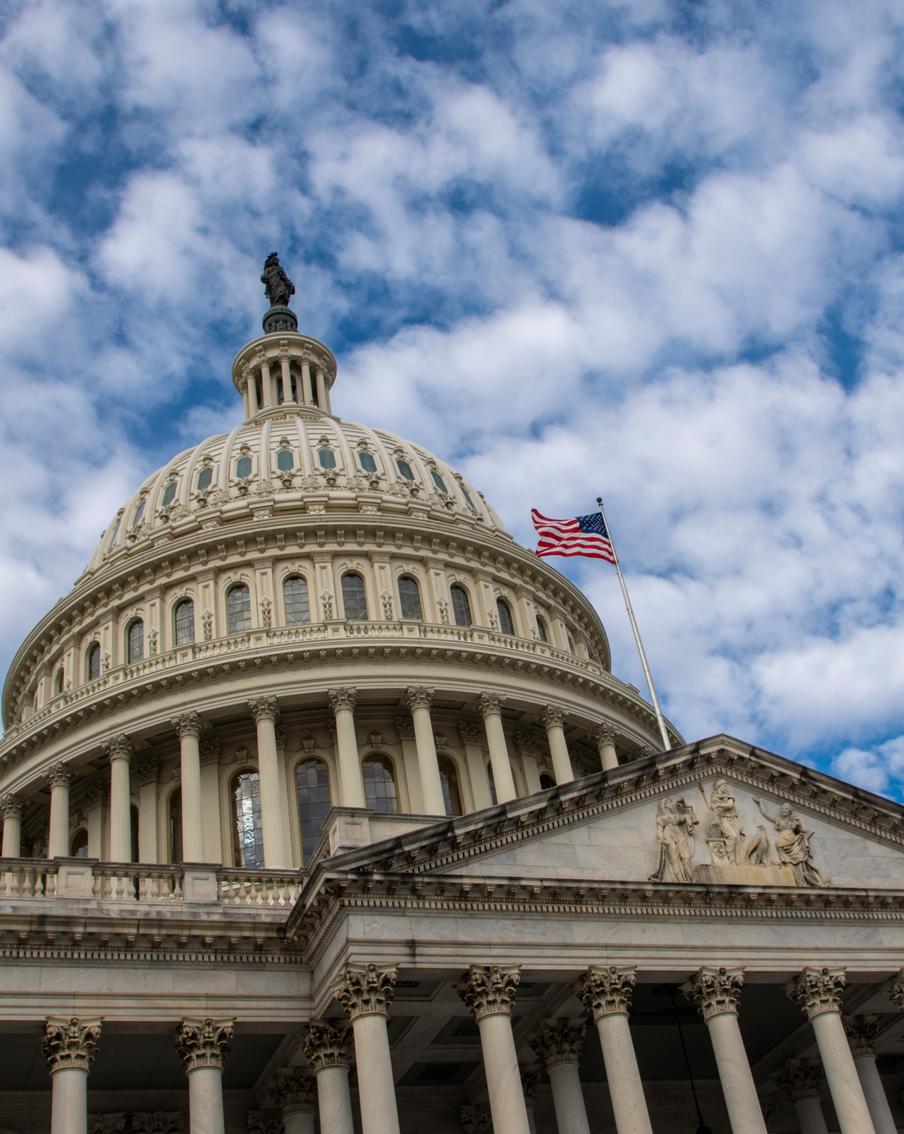 Сенат США поддержал законопроект о санкциях против России на втором голосовании. Предлагаемый закон наделяет президента США широкими полномочиями в сфере внешнеторговых пошлин. В частности, глава Белого дома сможет вводить стопроцентные сборы на ввоз товаров из тех государств, которые продолжают закупать у России углеводороды