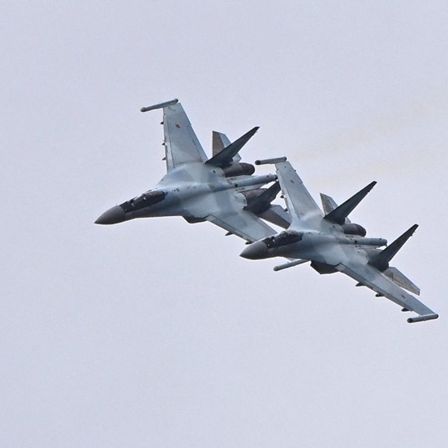 Минобороны сообщило о массированном ночном ударе по военным объектам Украины. Российские военные заявили о поражении инфраструктуры, связанной с производством, хранением и перевозкой вооружений. В числе целей названы аэродромы, предприятия ВПК, логистические узлы и суда с военными грузами