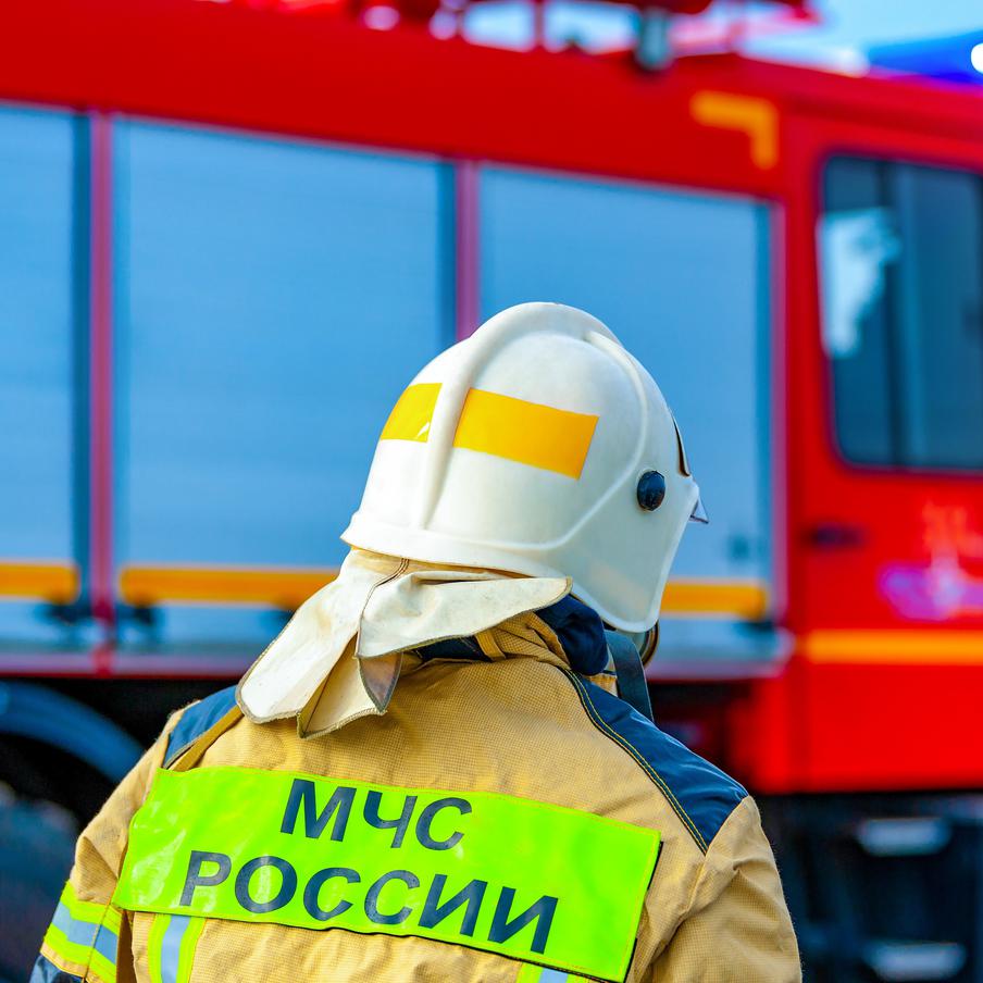 Под Пензой свыше 100 огнеборцев тушат крупный пожар на складе Wildberries. После атаки беспилотников в Пензенской области продолжается ликвидация масштабного возгорания на складском комплексе. К работам привлекли десятки единиц спецтехники и пожарные поезда