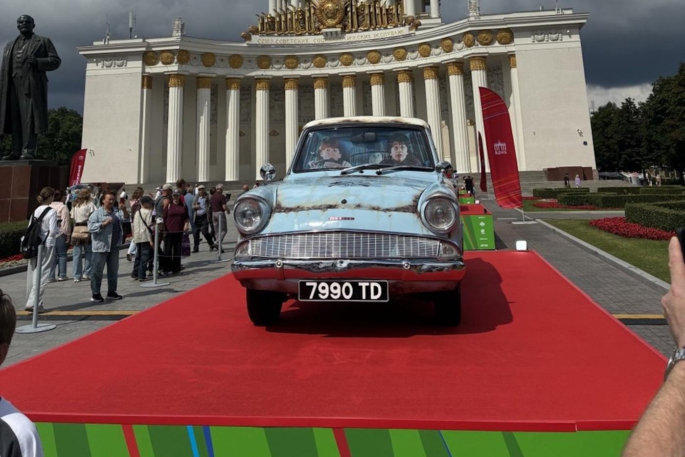 На ВДНХ привезли автомобиль Гарри Поттера