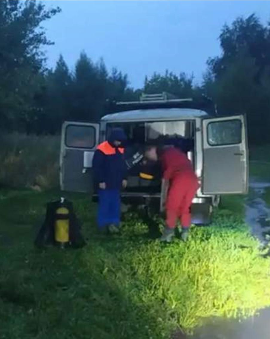 МЧС сообщило о гибели 9-летнего мальчика в пруду Южный в Электростали. По данным спасателей, дети играли в футбол на берегу. Мяч упал в воду, и мальчик 2017 года рождения зашёл за ним. Примерно в пяти метрах от берега он резко ушёл под воду