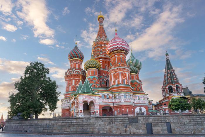 В Москве пожарные потушили возгорание на территории храма Василия Блаженного