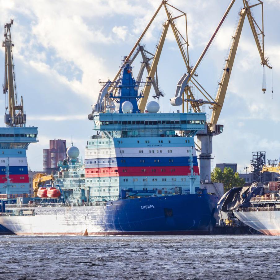 Росатом сообщил об атаке на контейнеровоз компании украинских дронов. В госкорпорации заявили, что судно "Янина" было потоплено в результате удара безэкипажных катеров ВСУ в Чёрном море. Инцидент произошёл на расстоянии 130 миль от Новороссийска