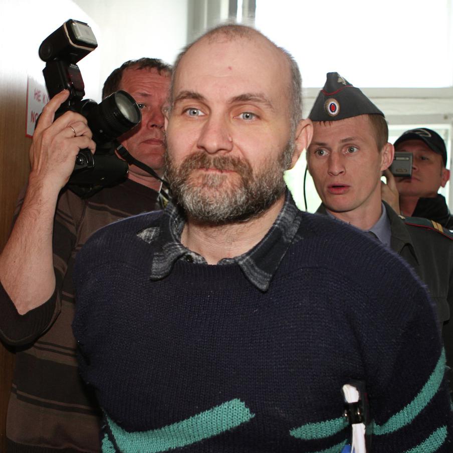 Делавшему кукол из трупов детей Москвину продлили лечение на полгода. Суд продлил принудительное психиатрическое лечение Анатолию Москвину на шесть месяцев. Решение было принято после того, как медицинские специалисты подтвердили, что осуждённый продолжает вести себя деструктивно и оправдывать свои преступления, связанные с эксгумацией тел детей для создания кукол, "научной деятельностью"