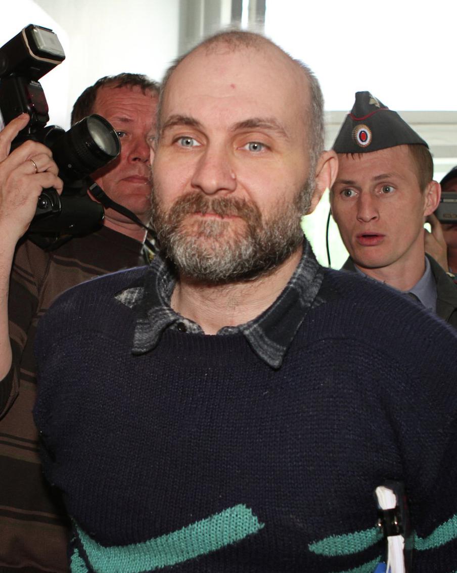 Делавшему кукол из трупов детей Москвину продлили лечение на полгода. Суд продлил принудительное психиатрическое лечение Анатолию Москвину на шесть месяцев. Решение было принято после того, как медицинские специалисты подтвердили, что осуждённый продолжает вести себя деструктивно и оправдывать свои преступления, связанные с эксгумацией тел детей для создания кукол, "научной деятельностью"