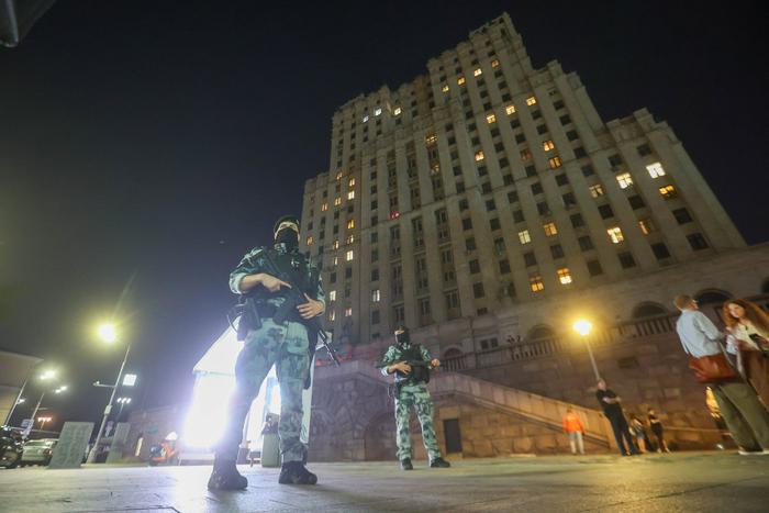 Пытавшаяся пронести СВУ в московский ресторан женщина погибла