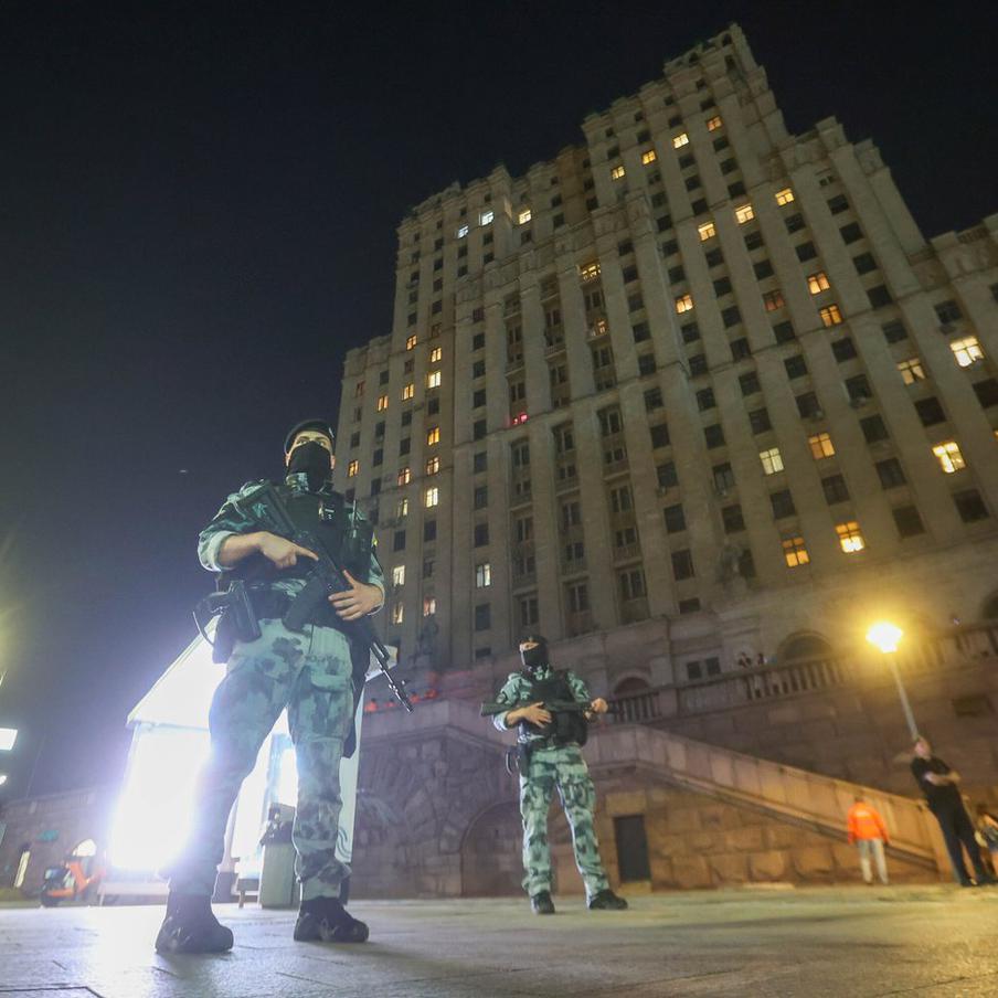 Пытавшаяся пронести СВУ в московский ресторан женщина погибла. В результате взрыва в ресторане на Кудринской площади в Москве погибли три человека: охранник, посетитель и женщина, которую подозревают в попытке пронести взрывное устройство. Ещё 21 человек получил ранения различной степени тяжести. Из-за произошедшего были временно перекрыты некоторые участки Садового кольца