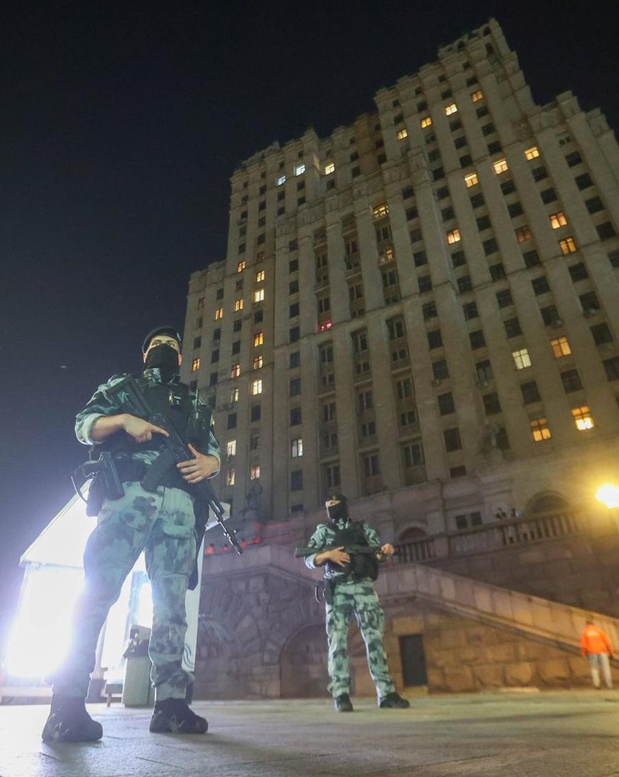 Пытавшаяся пронести СВУ в московский ресторан женщина погибла. В результате взрыва в ресторане на Кудринской площади в Москве погибли три человека: охранник, посетитель и женщина, которую подозревают в попытке пронести взрывное устройство. Ещё 21 человек получил ранения различной степени тяжести. Из-за произошедшего были временно перекрыты некоторые участки Садового кольца