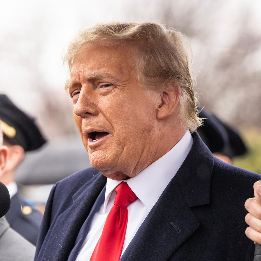 Дональд Трамп официально начал торговать ранним доступом к своим постам. Американский президент в своей соцсети запустил сервис для получения возможности видеть его посты раньше бесплатных пользователей. Фактически это открывает новые возможности для различных спекуляций инсайдерской информацией