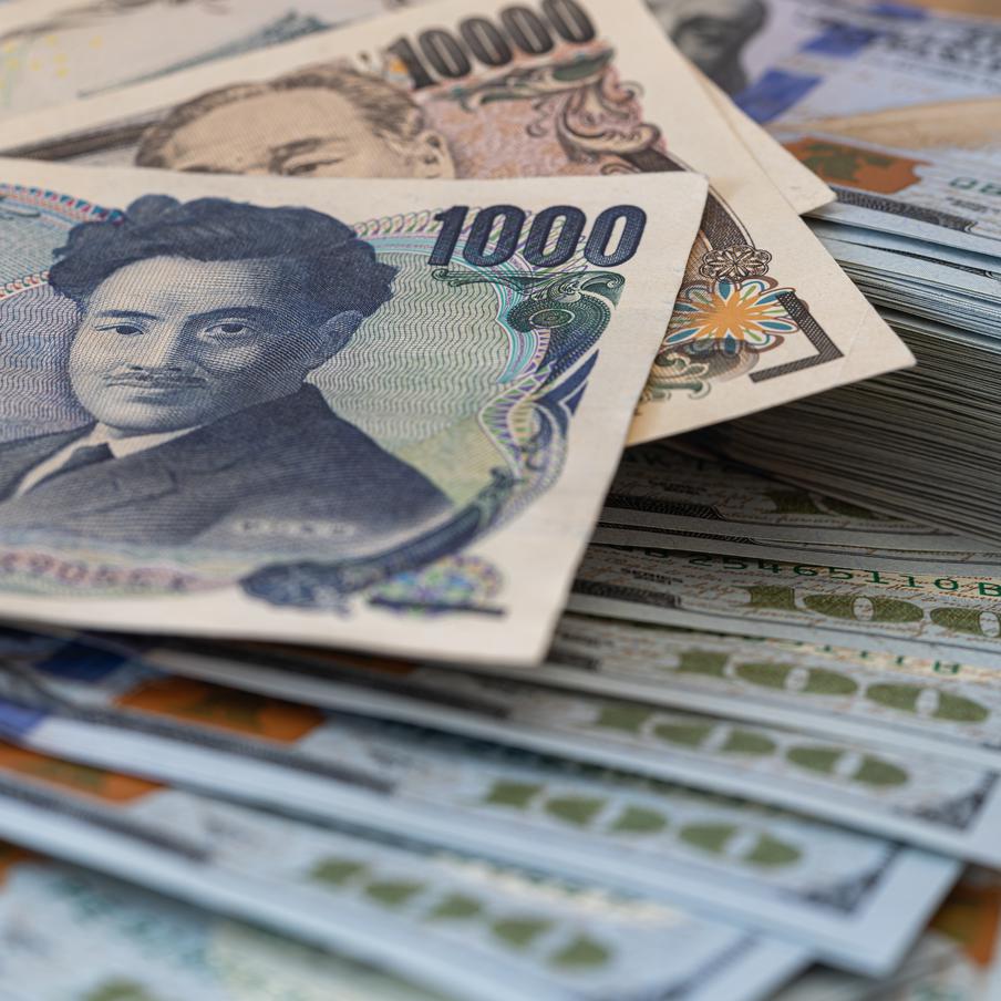 Токио и Вашингтон могут начать продавать запасы валюты ради спасения иены. Власти Японии и США рассматривают возможность совместной продажи имеющейся у двух стран валюты для того, чтобы стабилизировать резко упавший курс иены