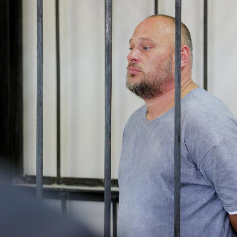 Защита обжаловала арест фигуранта дела об избиении учёного в Екатеринбурге. Александр Реверук подал апелляцию на свой арест в рамках дела о предполагаемом избиении учёного Никиты Зезина. Следствие подозревает, что группа мужчин напала на Зезина и его заместителя. Реверук и его соучастник Аркадий Вагнер отрицают свою вину. Оба они остаются под стражей до 28 сентября