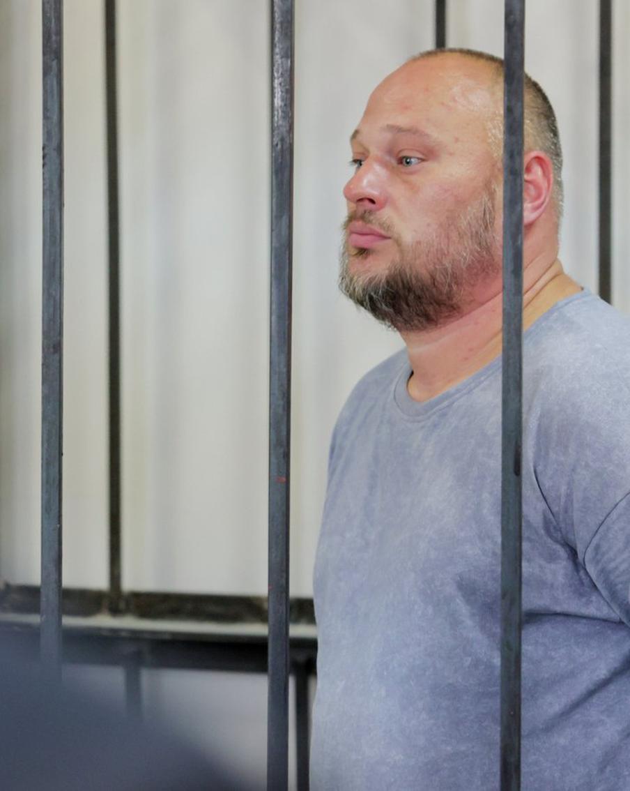 Защита обжаловала арест фигуранта дела об избиении учёного в Екатеринбурге. Александр Реверук подал апелляцию на свой арест в рамках дела о предполагаемом избиении учёного Никиты Зезина. Следствие подозревает, что группа мужчин напала на Зезина и его заместителя. Реверук и его соучастник Аркадий Вагнер отрицают свою вину. Оба они остаются под стражей до 28 сентября