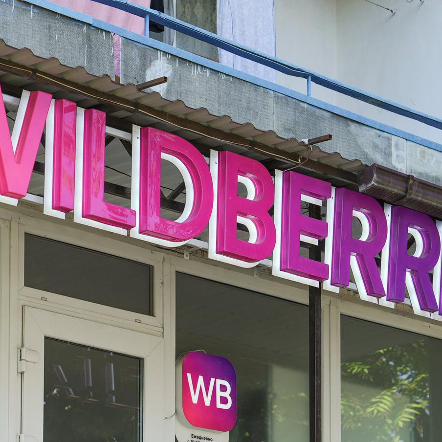 ВСУ атаковали складской комплекс Wildberries во Владимирской области. ВСУ нанесли удар по складскому комплексу компании Wildberries, расположенному в Собинском районе Владимирской области. В результате атаки пострадали трое человек, получившие лёгкие травмы. Компания подтвердила, что персонал был эвакуирован, а логистические цепочки перенаправлены на другие объекты