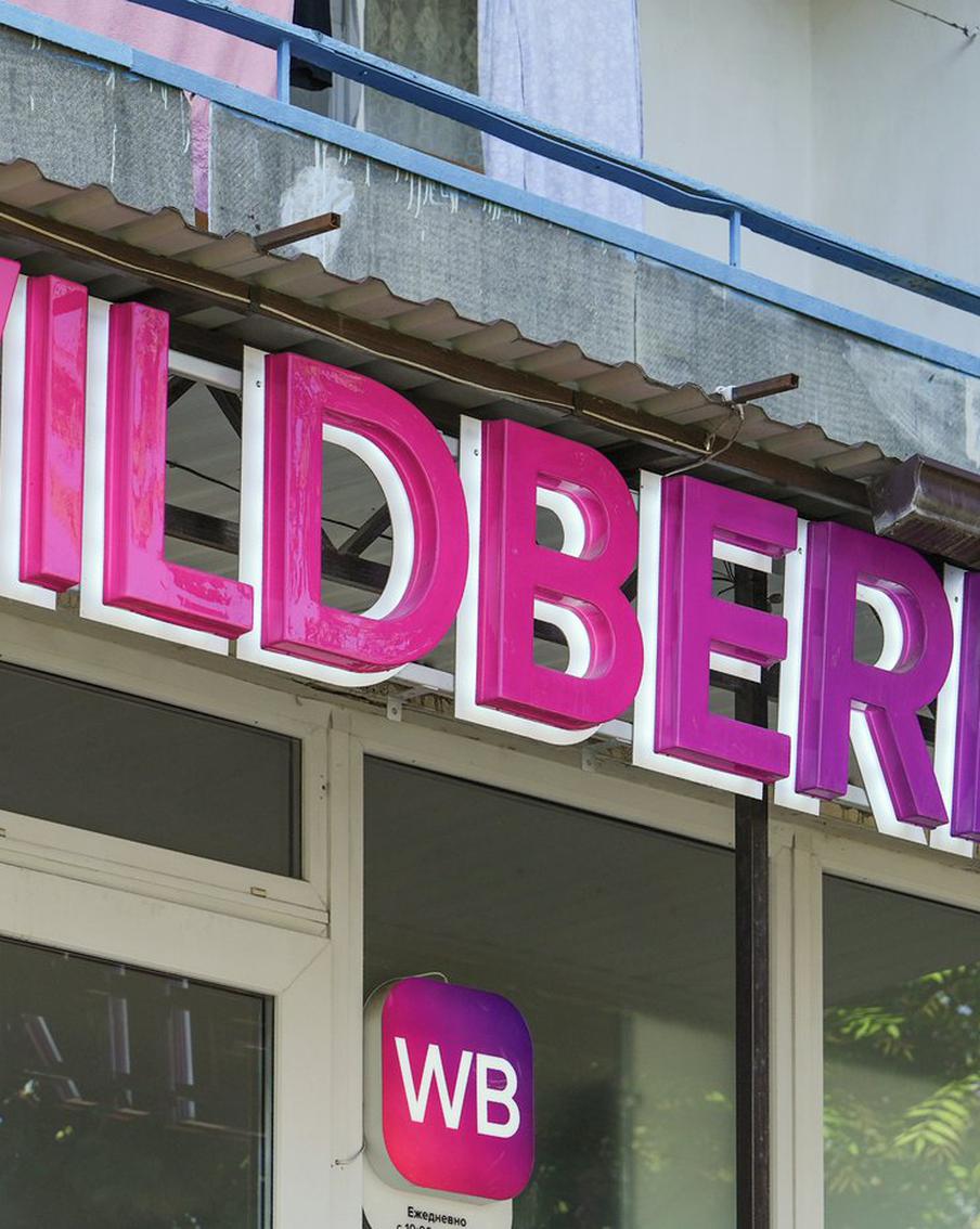 ВСУ атаковали складской комплекс Wildberries во Владимирской области. ВСУ нанесли удар по складскому комплексу компании Wildberries, расположенному в Собинском районе Владимирской области. В результате атаки пострадали трое человек, получившие лёгкие травмы. Компания подтвердила, что персонал был эвакуирован, а логистические цепочки перенаправлены на другие объекты